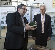 Ministerpräsident Stanislaw Tillich informiert sich über Energieforschung am KIT