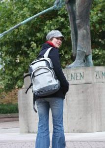 Gut ausgerüstet: mit dem KIT-Erstsemesterrucksack (Foto: Jana Mayer)