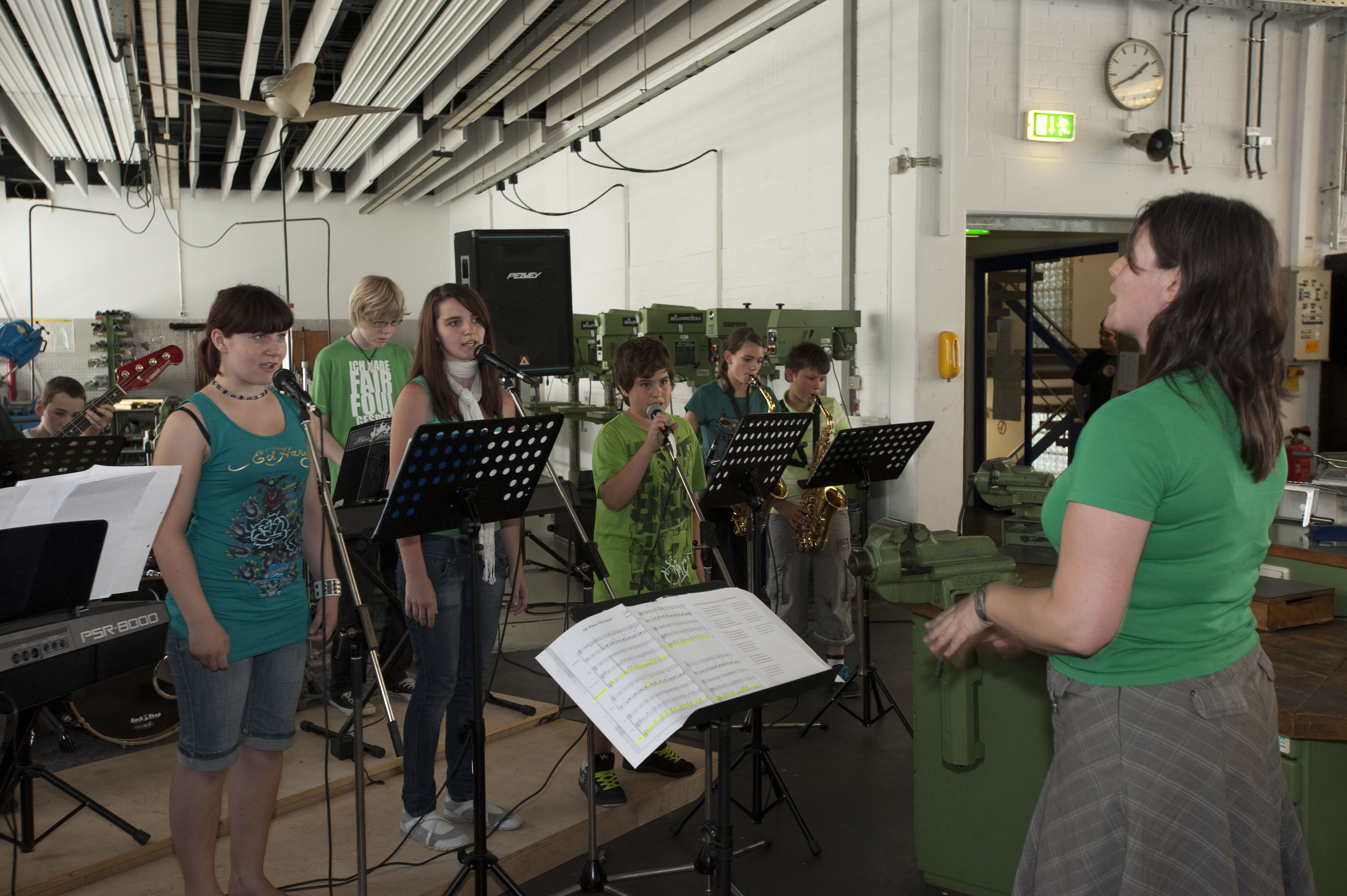 Die Bigband der Realschule Linkenheim unter Inge Erne bei ihrem Song "Im Praktikum schauen wir uns um"