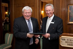 KIT-Präsident Professor Horst Hippler (li.) nahm in Vertretung für den Preisträger die Auszeichnung von Dr. h.c. Hans-Werner Hector entgegen. (Foto: Marco Schilling)