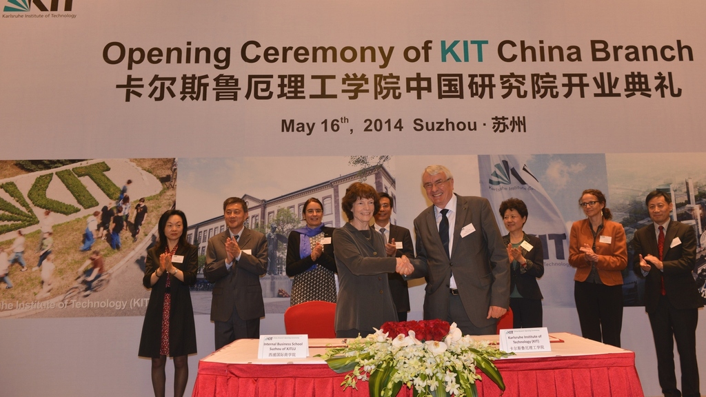 Professor Detlef Löhe, Vizepräsident für Forschung und Information des KIT (vorne re.) eröffnet die neue KIT-Repräsentanz in China (Foto: wbk, KIT)
