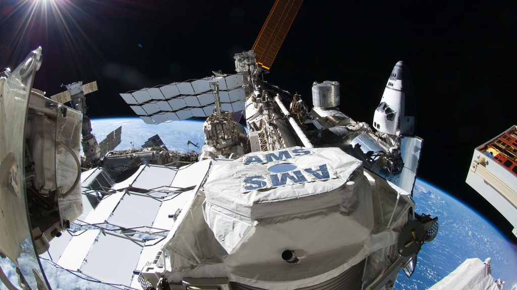 Der Detektor AMS (Alpha-Magnet-Spektrometer) auf der Internationalen Raumstation ISS. Mit diesem Teilchendetektor erforschen Wissenschaftler Ursprung und Natur der kosmischen Strahlung (Foto: NASA) 