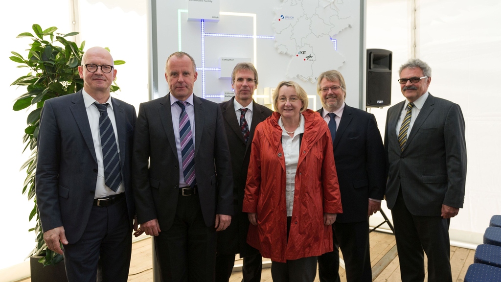 KIT-Prof. Roland Dittmeyer, Dr. Bernd Emonts (FZJ), KIT-Präsident Holger Hanselka, Theresia Bauer (Ministerin f. Wissenschaft, Forschung u. Kunst BW), Dr. Herbert Zeisel (Ministerialrat, BmBF), Prof. Manfred Aigner (DLR) (v.l.n.r., Foto: KIT)