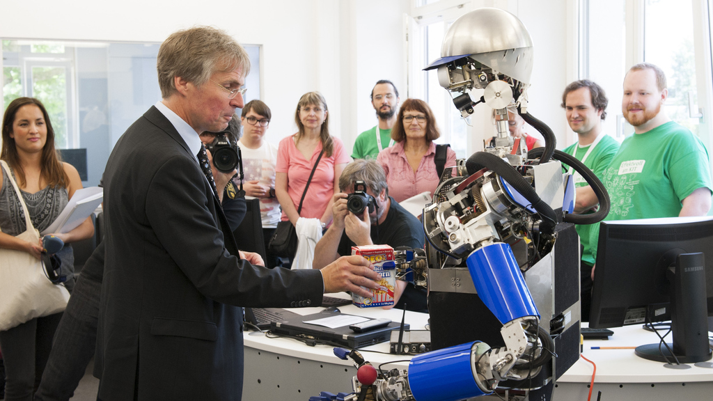 Wissenschaft zum Mitmachen beim Tag der offenen Tür am KIT: Präsident Holger Hanselka mit dem humanoiden Roboter ARMAR. Foto: Irina Westermann