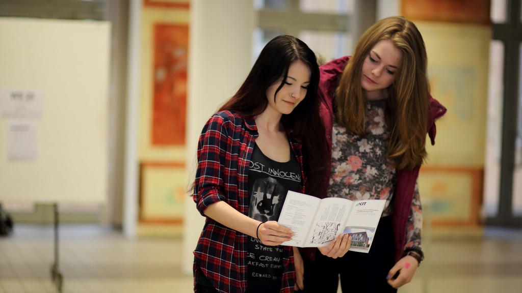 Wie Eltern ihre Kinder bei der Studienwahl unterstützen können, erfahren sie bei einer Infoveranstaltung am KIT. (Bild: KIT/Manuel Balzer)