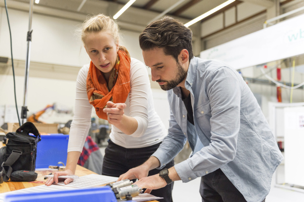 Wissenschaftlerin und Wissenschaftler am Arbeitsplatz