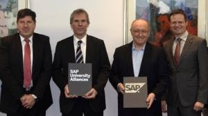 V.l.n.r.: Vizepräsident und Präsident des KIT, Thomas Hirth und Holger Hanselka, Mitglied des Vorstands der SAP, Gerhard Oswald, und Bernd Welz, Chief Knowledge Officer, SAP (Foto: SAP)