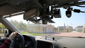 Damit Autos zukünftig alleine durch Karlsruhe fahren können, müssen bei Testfahrten erst die Streckendaten erhoben werden (Foto: FZI).