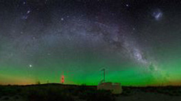 Sternenhimmel mit grünen Lichtphänomenen (Foto: Pierre-Auger-Observatorium/KIT)