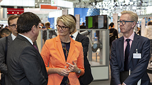 Federal Minister Anja Karliczek at the stand of the KIT at the Hannover Messe 2018 (photo: supertrampmedia/KIT)