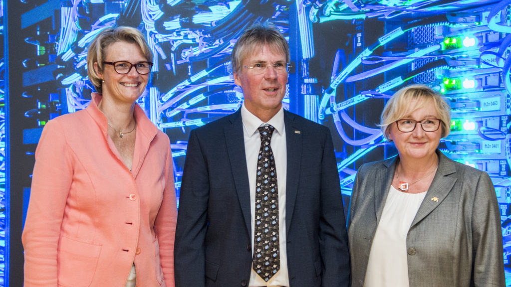 Bundesministerin Anja Karliczek, Präsident Holger Hanselka und Landesministerin Theresia Bauer (Foto: Amadeus Bramsiepe, KIT)