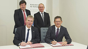 Präsident Holger Hanselka (KIT), Professor Michael Kaschke (Zeiss), Vizepräsident Hirth (KIT), Ulrich Simon (Zeiss) (Bild: KIT/Andreas Drollinger)