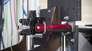 Demonstration setup of an ultra-fast distance measurement (photo: Laila Tkotz)