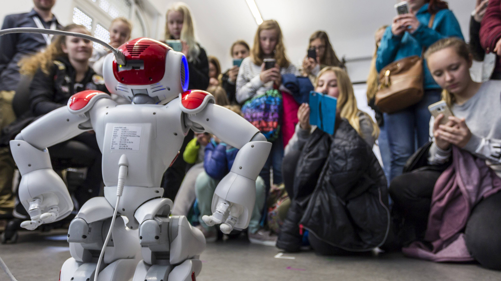 Whether study or training: At Girls' Day, the KIT informs about career prospects. (Photo: Tanja Meißner, KIT)