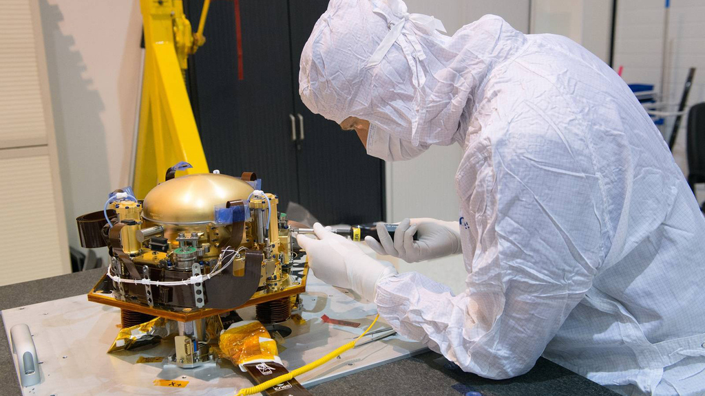 Tests in Schiltach: a seismometer package that corresponds to the one that will be used in the Mars mission "InSight-Lander" from May 2018 (Photo: Copyright CNES).