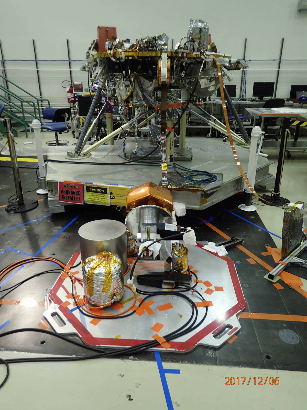 Seismometer (im Vordergrund) und InSight-Lander (im Hintergrund) (Foto: Copyright CNES)
