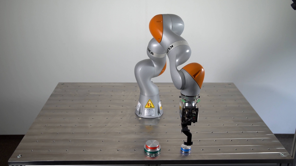 In KIT's Robot Learning Lab, students and scientists can control real industrial robots via the Internet and test their programs. (Photo: KUKA)