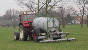 The spreading of manure on fields and meadows ensures high nitrate levels in groundwater. Researchers are working on filter methods for the drainage water of fields. (Photo: Wikipedia commons)