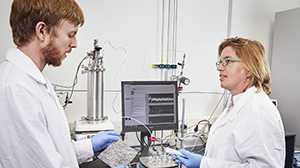 Professorin Andrea Schäfer (rechts) von der Membrantechnologie am Institut für funktionelle Grenzflächen und ihr Team führen Studien zur Beseitigung von Mikroschadstoffen durch. (Foto: Sandra Göttisheim, KIT)