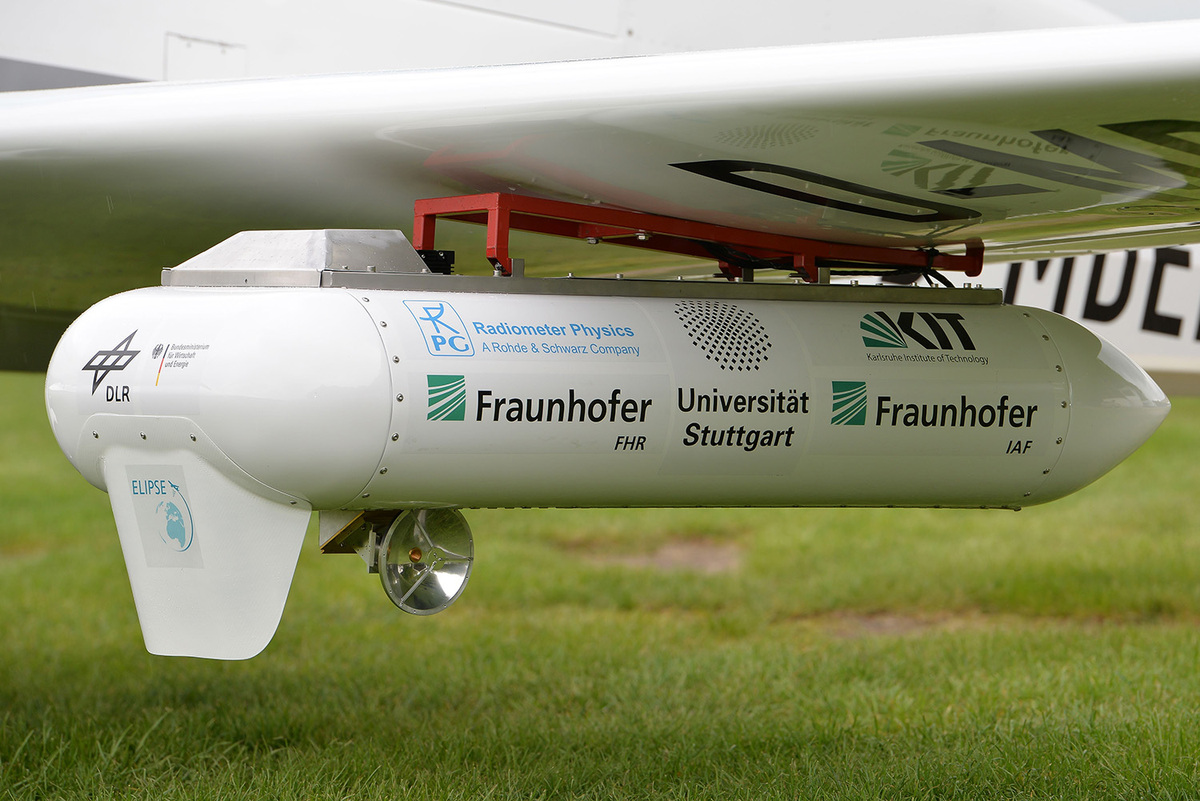 Sender am Flügel des Flugzeugs. Eine kleine Parabolantenne sorgt für die korrekte Ausrichtung auf die Bodenstation. (Foto: R. Sommer/ Fraunhofer FHR)