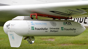 Transmitter on the wing of the aircraft. A small parabolic antenna ensures the correct alignment with the ground station. Photo: R. Sommer/ Fraunhofer FHR