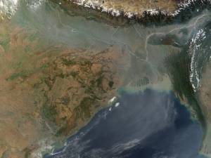Schmutzwolke über Südasien: Die „Atmospheric Brown Cloud“ entsteht während der Wintermonate durch das Verbrennen von Biomasse und fossilen Brennstoffen. (Foto: NASA/Earth Observatory)