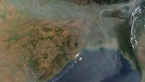 Schmutzwolke über Südasien: Die „Atmospheric Brown Cloud“ entsteht während der Wintermonate durch das Verbrennen von Biomasse und fossilen Brennstoffen. (Foto: NASA/Earth Observatory)