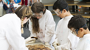 Bei der Kinder-Uni am KIT können Schülerinnen und Schüler zwischen sieben und 14 Jahren den Unialltag mit Experimenten erleben. (Foto: Amadeus Bramsiepe, KIT)