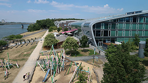 Environmentally friendly cold in summer and warmth in winter: This is ensured by an underground aquifer storage facility at a hotel and two office buildings at the "Bonner Bogen". (Photo: Paul Fleuchhaus, KIT)