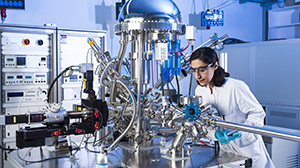 PhD student Niyousha Karimi Paridari analyzes the electrochemical properties of different materials in order to make them usable for new energy storage technologies.  (Photo: Laila Tkotz, KIT)