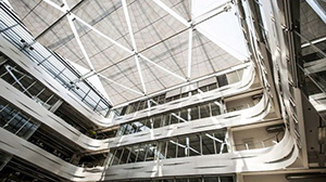 Das Kollegiengebäude Mathematik am Campus Süd des KIT gilt als ein energetisch vorbildlich saniertes Gebäude. Im Jahr 2016 wurde es mit dem Deutschen Hochschulbaupreis ausgezeichnet. (Foto: Markus Breig/KIT)