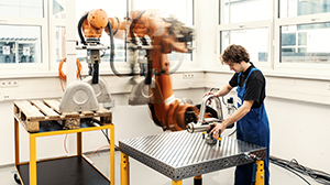 Ein Thema des Projekts "Roboshield" ist der sichere Betrieb von Arbeitsplätzen mit Mensch-Roboter-Kollaboration. (Foto: Fraunhofer IPA)