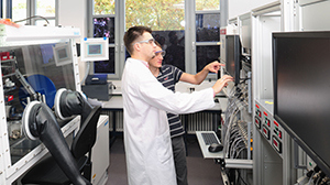 Scientists at KIT working in a battery laboratory to determine material properties. The characterization of new materials is an important step on the way to a solid state battery. (Photo: Carsten Costard)