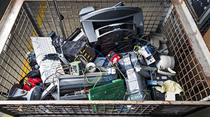 Being able to disassemble electronic waste into its raw materials during recycling saves resources. (Photo: Amadeus Bramsiepe, KIT)
