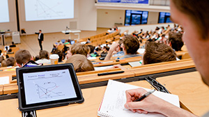 Beim „Uni-für-Einsteiger“-Tag am 21. November 2018 können Schülerinnen und Schüler auch in Probevorlesungen Uni-Luft schnuppern (Foto: Harry Marx, KIT)