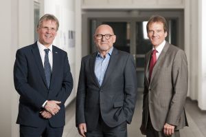 Einen Vortrag hielt auch Winfried Hermann, Minister für Verkehr des Landes Baden-Württemberg (Mitte, links Präsident des KIT Hanselka, rechts Professor Gauterin, Leiter des Instituts für Fahrzeugsystemtechnik des KIT (Foto: Markus Breig, KIT)