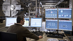 Haptic displays could facilitate complex control tasks in control rooms. Here in the picture: The control room of the neutrino experiment KATRIN at KIT. (Photo: Irina Westermann, KIT)