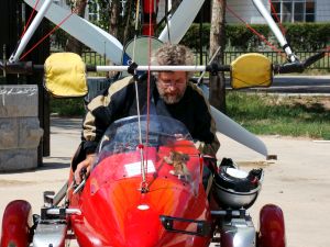 Mit dem fliegenden Labor kann Junkermann Staubpartikel, Spurengase, Temperatur, Feuchte, Wind und Energiebilanzen in der Luft messen. (Foto: Wolfgang Junkermann)