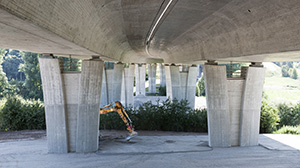 Forscherinnen und Forscher des KIT arbeiten an einem Verfahren, das es möglich machen soll, Schäden am Brückenbauwerk früher zu erkennen (Foto: Markus Breig, KIT)