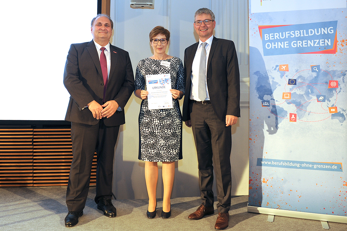 Christine von Vangerow, Vizepräsidentin des KIT, mit ZDH-Präsident Hans Peter Wollseifer, lks., und Dr. Achim Dercks, stellvertretender Hauptgeschäftsführer DIHK (Foto: BMWi/Susanne Eriksson)