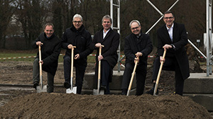 V. l. n. r.: Dr. Olaf Sauer, Prof. Jürgen Beyerer, Prof. Holger Hanselka, Prof. Jürgen Fleischer, Prof. Frank Henning beim Spatenstich (Foto: Amadeus Bramsiepe, KIT)