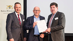 Projektstart 'refuels':  MiRO-Geschäftsführer Ralf Schairer, Verkehrsminister Winfried Hermann, Thomas Hirth, Vizepräsident des KIT. (Foto: Markus Breig, KIT)