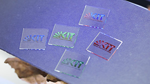 Gedruckte farbige Perowskit-Solarzellen in Form des Logos des KIT. (Foto: IMT/KIT)