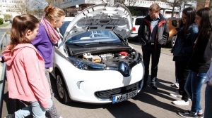 Ob Studium oder Ausbildung: Beim Girls‘ Day informiert das KIT über Berufsperspektiven aber auch über Technologien wie etwa das Elektroauto. (Foto: Lydia Albrecht, KIT)