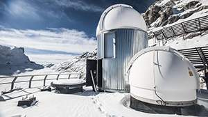 Auf der Zugspitze forschen Wissenschaftlerinnen und Wissenschaftler des KIT zu den Auswirkungen des Klimawandels auf die Alpen. (Foto: Markus Breig, KIT)