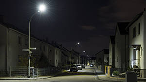 Straßenlaternen mit LED-Technik bei Nacht (Foto: Tanja Meißner/KIT)
