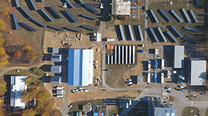 Luftaufnahme der unterschiedlichen Energiesystemkomponenten auf dem Campus Nord des KIT. (Foto: Sebastian Mang, KIT)