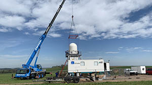 Mobile Messinfrastruktur KITcube: Mithilfe eines Autokrans wird das Niederschlagsradar im Müglitztal/Sachsen installiert. (Foto: Dr. Andreas Wieser, KIT)