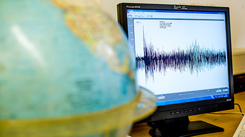 Erdbebenwellen optimal auszuwerten brauchte bislang viel menschliches Know-how. Mit dem neuronalen Netz des KIT lassen sich nun mehr Daten schneller auswerten. (Bild: Manuel Balzer, KIT)