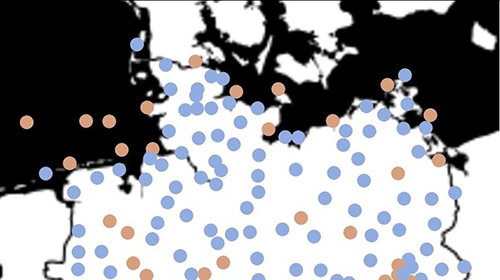 537 Wetterstationen gibt es in Deutschland: Die blauen Punkte zeigen die Stationen, an denen ein KI-Modell die besten Vorhersagen traf, orange diejenigen, an denen ein Standardverfahren genauer war (Quelle: Sebastian Lerch, KIT)